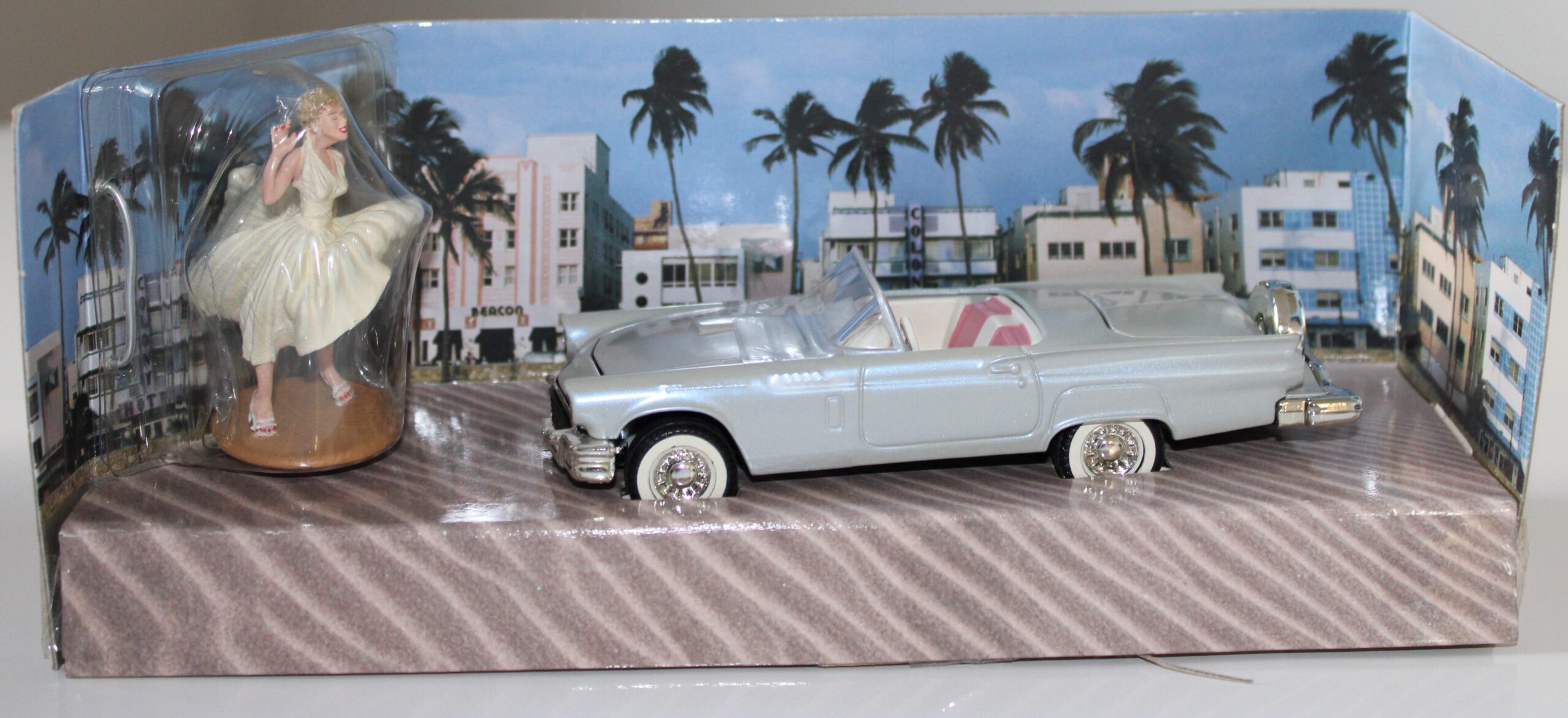 Corgi Diecast 39902 - Ford Thunderbird & Marilyn Monroe Figure